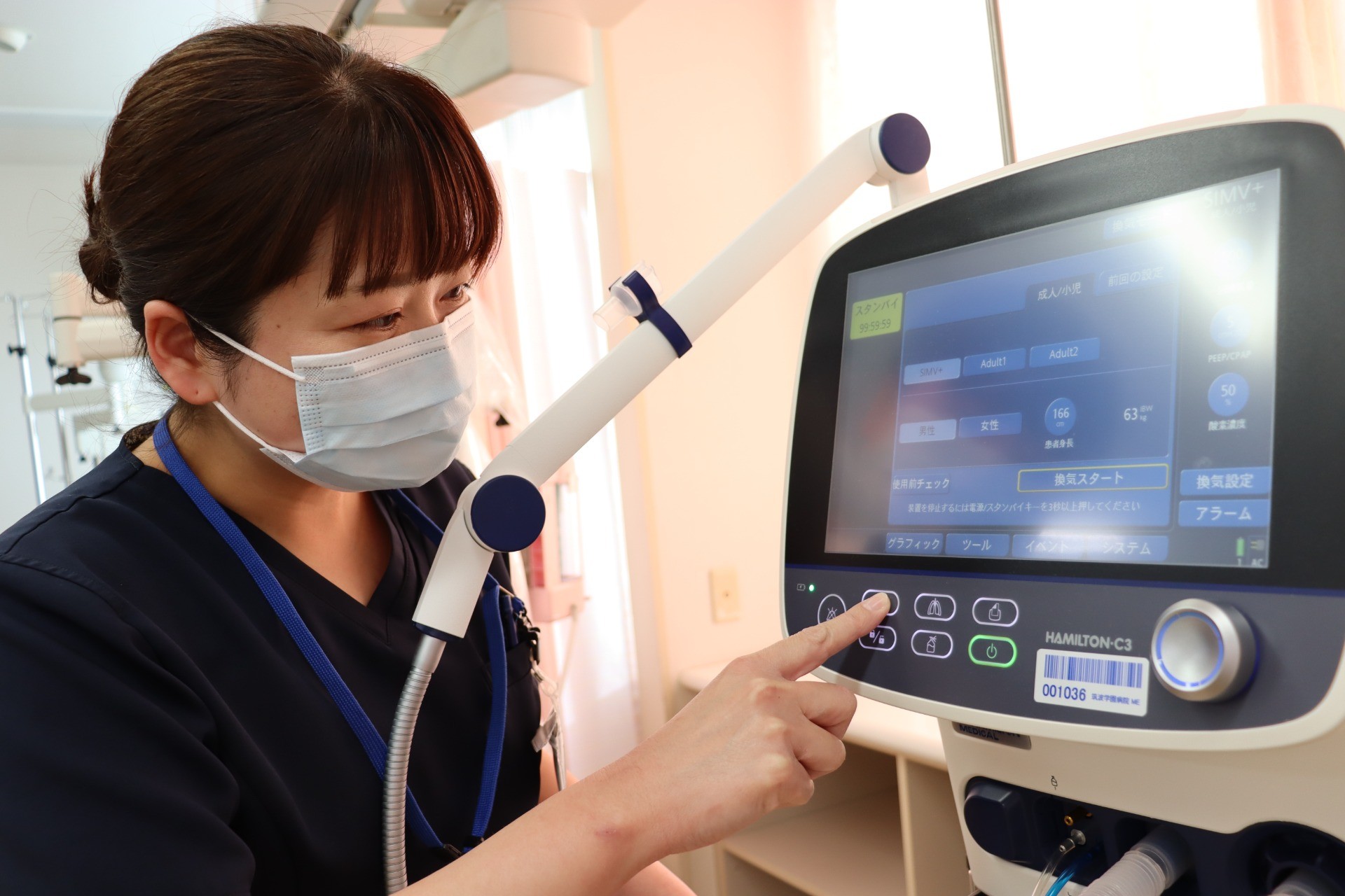 人工呼吸器を操作する木村梓看護師