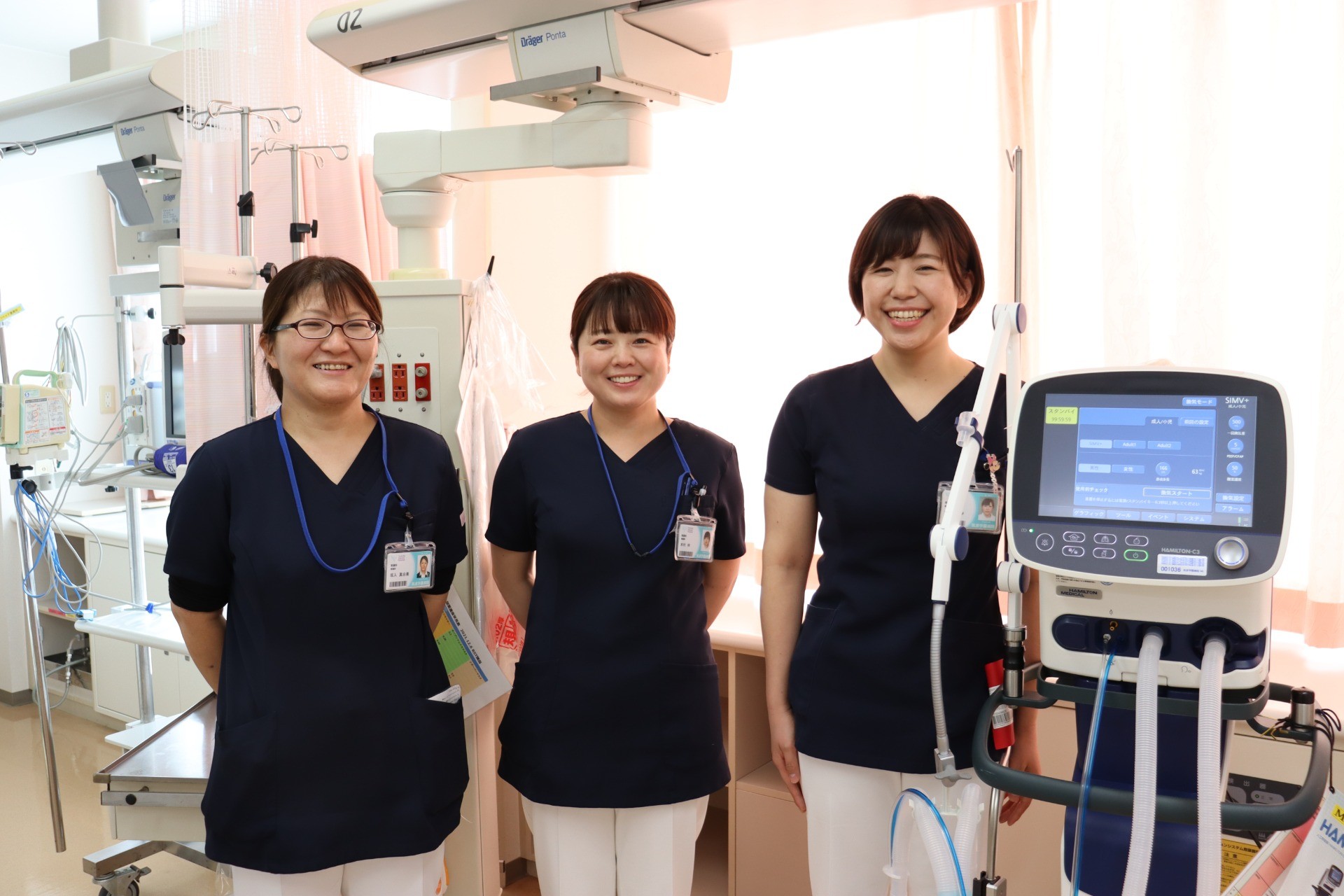 ３学会合同呼吸療法士の資格を持つ茅場真伊さん、木村梓さん、坂入真由美さん（右から）